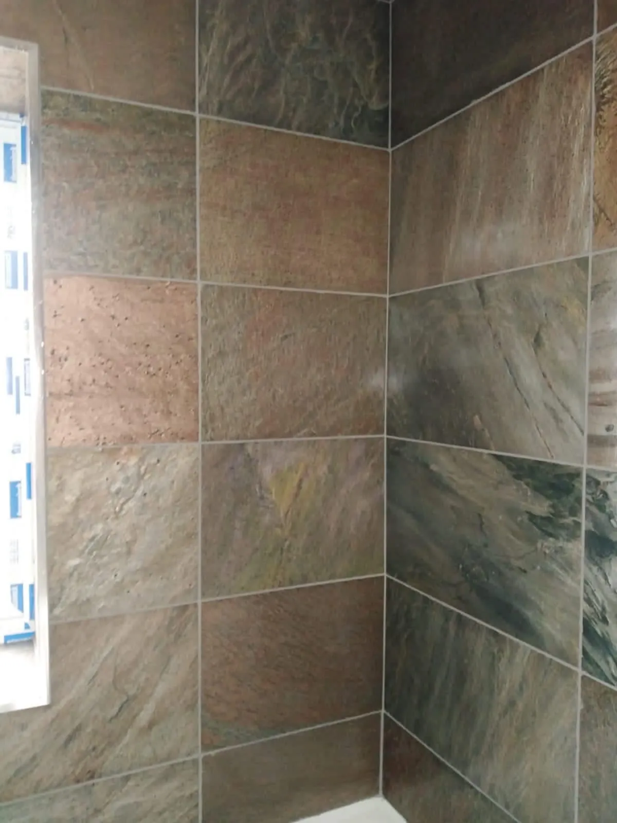 Wall tiling by Space B Tiling: slate-effect wall tiles in a shower area