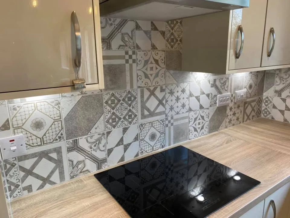 Kitchen splashback tiling by Space B Tiling: patterned grey and white kitchen splashback tiles