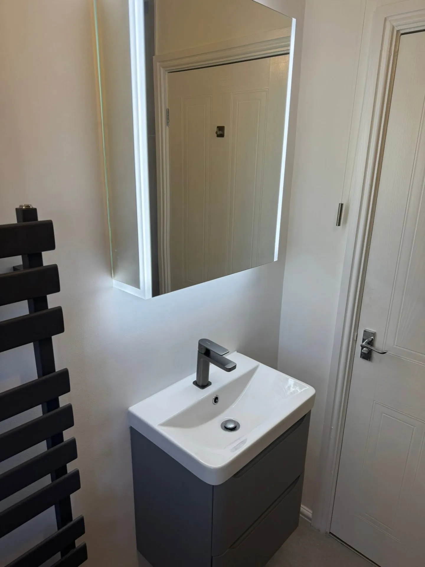 Bathroom installation by Space B Tiling: vanity basin and mirror